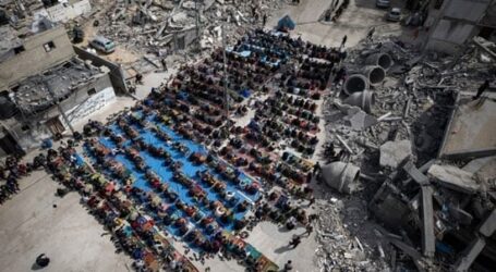 Semangat Warga Shalat Tarawih di antara Reruntuhan Masjid di Gaza