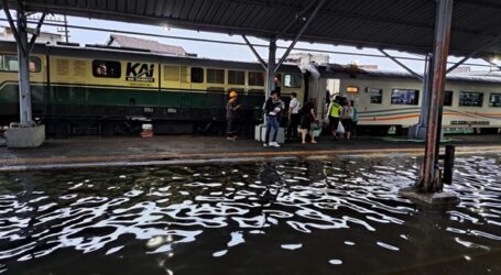 Imbas Banjir Semarang, PT KAI Alihkan Pelayanan Penumpang Stasiun Tawang ke Stasiun Poncol