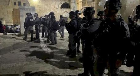 Israel Cegah Ratusan Jamaah Tarawih di Al-Aqsa