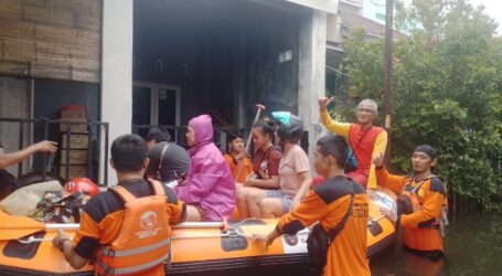 Relawan UAR Jateng Bantu Evakuasi Korban Banjir Semarang