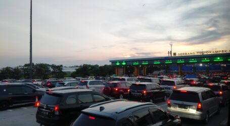 Gerbang Tol Cikampek Arah Jakarta Padat Merayap