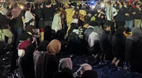 Viral Video Mahasiswa AS Lindungi Rekan Muslimnya Shalat dari Polisi