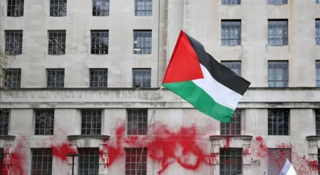 Inggris Jual Senjata ke Israel, Aktivis Protes Semprotkan Cat Merah ke Kemenhan
