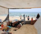 Tak Ada Tempat Aman, Pengungsi Palestina Tinggal di Pantai Gaza