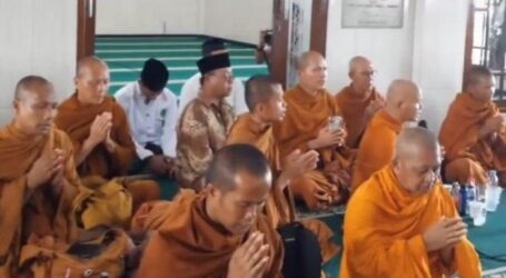KH Cholil Nafis Kritik Takmir Masjid Jamu Puluhan Biksu Thodung