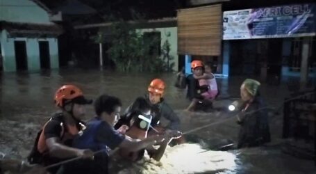 Tim SAR Gabungan Evakuasi Warga Terdampak Banjir di Talang Padang, Tanggamus