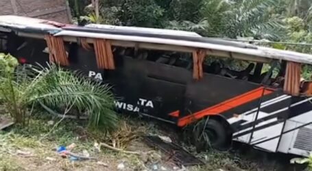 Bus Study Tour MIN 1 Pesisir Barat Kecelakaan Tunggal