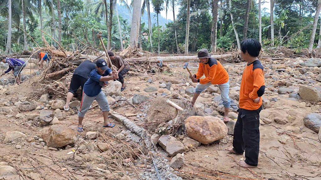 Ukhuwah Al-Fatah Rescue (UAR) Korwil Lampung menerjunkan 25 Personil membantu korban banjir bandang di Pematang Awi, Sukajaya Punduh, Marga Punduh, Pesawaran, Lampung. (Photo: Yusuf Bin Saepudin/MINA)