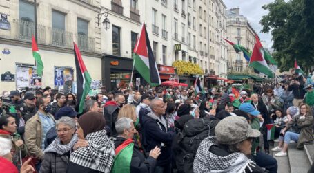 Ratusan Massa Gelar Aksi Solidaritas Palestina di Paris
