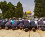 Sekitar 25.000 Warga Shalat Jumat di Masjid Al-Aqsa