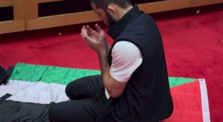 Islam Makhachev Shalat di Atas Bendera Palestina