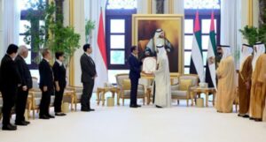 Presiden Joko Widodo menerima penghargaan tertinggi dari Presiden PEA, Mohamed bin Zayed Al Nahyan di Qasr Al Watan, Abu Dhabi, Persatuan Emirat Arab (PEA) pada Rabu, 17 Juli 2024. (Foto: BPMI Setpres/Muchlis Jr)