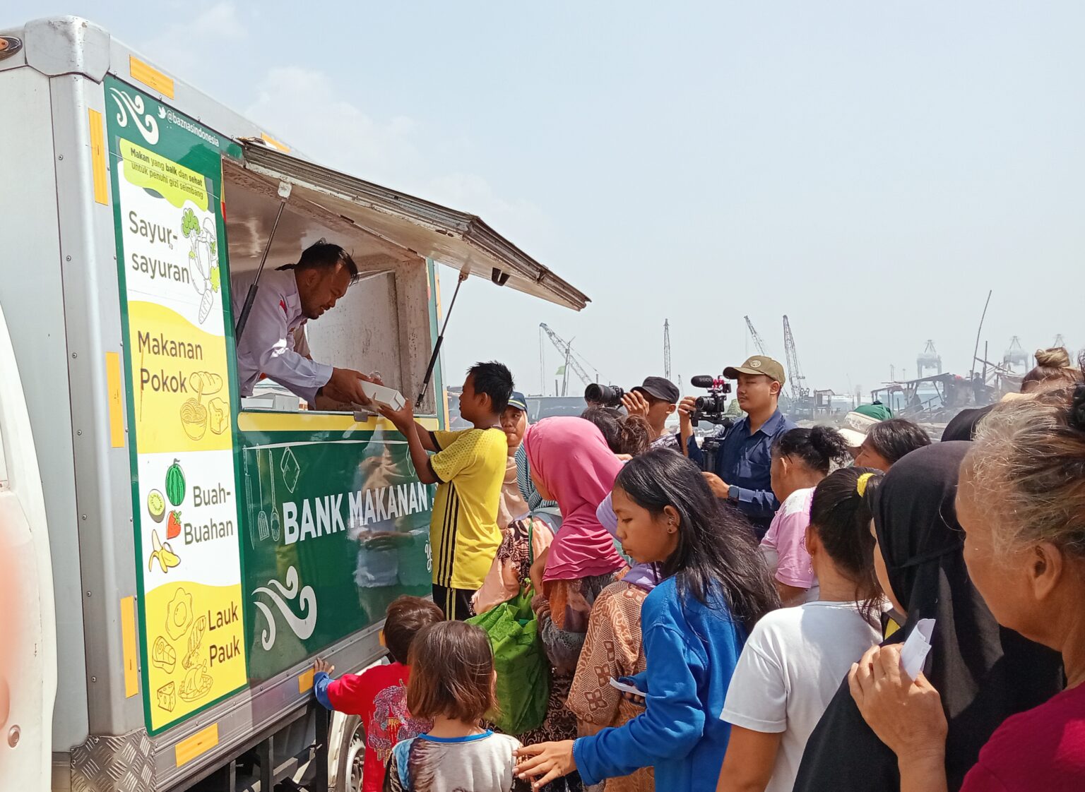 Warga Kampung Kerang Ijo Marunda Terima Paket Sajian Bergizi BAZNAS (foto: Sajadi/MINA)