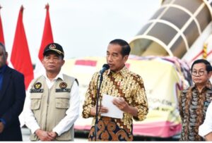 Presiden Jokowi didampingi Seskab Pramono Anung saat melepas pengiriman bantuan kemanusiaan pemerintah Indonesia untuk korban bencana alam di Papua Nugini dan Afganistan.  (Foto: Humas Setkab/Seno)