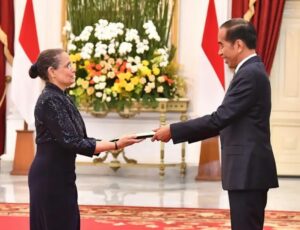 Presiden Joko Widodo menerima surat kepercayaan dari Kamala Shirin Lakhdhir, Duta Besar LBBP Designate Resident Amerika Serikat, untuk Republik Indonesia (Foto: BPMI Setpres)