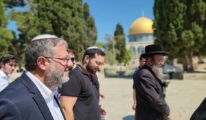 Menteri Keamanan Nasional pendudukan Zionis Israel Itamar Ben Gvir dan Menteri Urusan Negev dan Galilea Yitzhak Wasserlauf, Selasa (13/8/2024) menyerbu halaman Masjid Al-Aqsa di Al-Quds (Yerusalem Timur) dengan perlindungan polisi pendudukan. (Foto: Wafa)