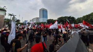 Demo petani di Jalan Gatot Subroto arah Gedung DPR/MPR RI, Jakarta, dilakukan penutupan oleh aparat kepolisian pada Selasa (24/9/2024) Fersianus Waku Artikel ini telah tayang di Tribunnews.com dengan judul Demo di Patung Kuda, Petani Kerahkan Traktor dan Bawa Hasil Bumi, https://www.tribunnews.com/nasional/2024/09/24/demo-di-patung-kuda-petanikerahkan-traktor-dan-bawa-hasil-bumi. Penulis: Fahdi Fahlevi Editor: Hasanudin Aco