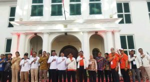 Ketiga paslon Gubernur Jakarta, Ridwan Kamil-Suswono, Dharma Pongrekun-Kun Wardana, dan Pramono Anung-Rano Karno foto bersama setelah meneken Deklarasi Damai