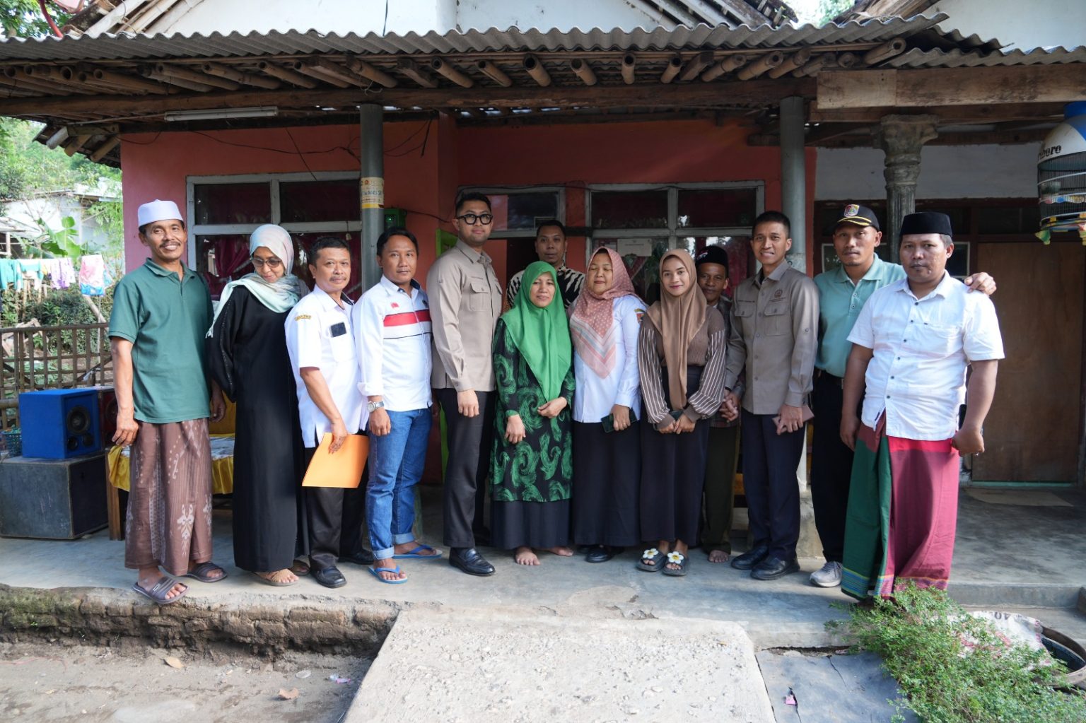 Kementerian Luar Negeri (Kemlu) RI, Rabu (11/9/2024) secara resmi menyerahterimakan warga negara Indonesia (WNI) atas nama SBB kepada keluarga di Jember, Jawa Timur. (Foto: Kemlu RI)