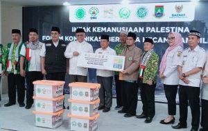 Forum Komunikasi Bersama Kecamatan Cilegon menyalurkan donasi kemanusiaan untuk Palestina sebesar Rp102 juta melalui Badan Amil Zakat Nasional (BAZNAS) RI di Jakarta, Rabu (11/9/2024) (foto: Sajadi/MINA)