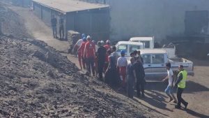 Tim operasi penyelamatan dan paramedis membawa jenazah dari lokasi ledakan ranjau di provinsi Khorasan Selatan, Iran timur, pada 22 September 2024. (Foto oleh IRNA)