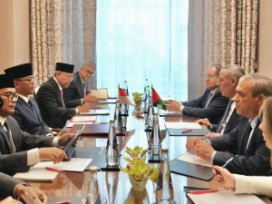 Menlu RI Sugiono saat bertemu dengan Sekretaris Jenderal Komite Eksekutif Organisasi Pembebasan Palestina (PLO), Hussein Al Sheikh di sela-sela Konferensi Tingkat Tinggi (KTT) BRICS Plus, Kazan, Rusia, Rabu (23/10/2024). (Foto: Infomed Kemlu RI)