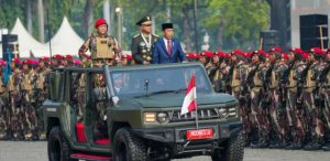 Presiden Jokowi Widodo pimpin upacara peringatan HUT TNI ke -79 di Jakarta, Sabtu (5/10/2024) (foto: Liputan6)