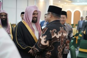 Imam dan Khatib Masjid Nabawi Syaikh Ahmad bin Ali Al-Hudzaifi bertemu dengan Menteri Agama RI Yaqut Cholil Qoumas di Jakarta, Selasa (8/10/2024) (foto: Humas Kemenag RI)