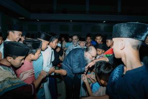 Para santri Al-Fatah berkerumun untuk bersalaman dengan ulama asal Palestina yang hadir di Masjid An-Nubuwwah, Lampung, Rabu (20/11). (Photo: Iwan/MINA)