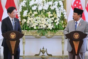 Presiden Prabowo Subianto dalam pernyataan pers bersama usai pertemuan bilateral pada kunjungan resmi PM Singapura, di Istana Merdeka, Jakarta. (Foto: BPMI Setpres/Rusman)