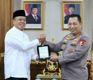 Menteri Agraria dan Tata Ruang/Kepala Badan Pertanahan Nasional (ATR/BPN), Nusron Wahid, bersama Kapolri Listyo Sigit Prabowo menegaskan komitmen untuk memberantas mafia tanah tanpa kompromi. Pertemuan berlangsung di Mabes Polri, Jakarta, Jumat (8/11/2024), (foto: Kementerian ATR)