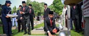 Wakil Presiden (Wapres) RI Gibran Rakabuming menjadi Inspektur Upacara Ziarah Nasional dalam rangka Peringatan Hari Pahlawan di Taman Makam Pahlawan Nasional Utama Kalibata, Jakarta, Ahad (10/11/2024) (foto: Setwapres RI)