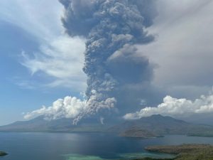 Letusan Gunung Lewotobi Laki-laki NTT (foto: BNPB)