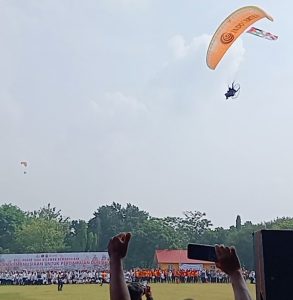 Atraksi pengibaran Bendera Merah Putih dan Bendera Palestina melalui paramotor memukai decak kagum para peserta Apel Akbar 1.000 Relawan Kemanusiaan Untuk Kemerdekaan Palestina dan Pembebasan Masjid Al-Aqsa yang diselenggarakan Bumi Perkemahan Pramuka dan Graha Wisata (Buperta) Cibubur, Jakarta Timur, Ahad (17/11/2024) (foto: Sajadi/MINA)