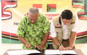 Kepala BNPB Letjen TNI Suharyanto, saat menandatangani berita acara serah terima bantuan kemanusiaan Indonesia untuk Vanuatu di Bandara Bauerfield, Port Vila, Vanuatu, Sabtu (28/12/2024)/ dok. BNPB.