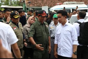 Wakil Presiden (Wapres) RI Gibran Rakabuming meninjau salah satu lokasi terdampak di Kampung Cihonje, Desa Sukamaju, Kecamatan Cikembar, Kabupaten Sukabumi, Jumat (6/12/2024). (Foto: BNPB)