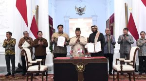 Menteri Perumahan dan Kawasan Permukiman (PKP) Maruarar Sirait dengan Investor Perumahan (SHK) Kerajaan Qatar Yang Mulia Sheikh Abdulaziz bin Abdulrahman Al Thani melakukan penandatanganan nota kesepahaman atau memorandum of understanding (MoU) Pengembangan Proyek Hunian 1 Juta Unit (foto: BPMI Setpres)