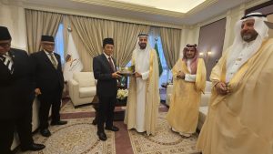 Menteri Agama Nasaruddin Umar (tengah kiri) bertemu dengan Menteri Haji dan Umrah Tawfiq F Al Rabiah (tengah kanan) di Jeddah, Arab Saudi, Ahad 12 Januari 2025.(Foto: Humas Kemenag)