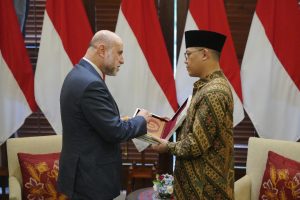 Menteri Luar Negeri Republik Indonesia (Menlu RI) Sugiono menerima kunjungan Utusan Khusus Presiden Palestina Mahmoud Al-Habbash di Jakarta, Senin (17/3/2025) (foto: Kemlu RI)