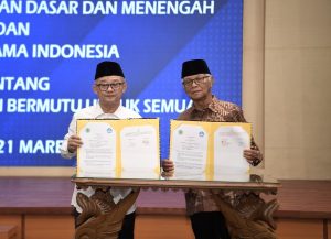 Penandatanganan MoU oleh Menteri Pendidikan Dasar dan Menengah (Mendikdasmen) Abdul Mu'ti dan Ketua Umum MUI, M. Anwar Iskandar di Jakarta, Jumat (21/3/2025) (foto: Kemendikdasmen)