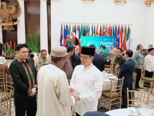 Menlu Sugiono berbincang dengan tamu acara Pejambon Ifthar Ramadhan di Jakarta, Kamis (13/3/2025)