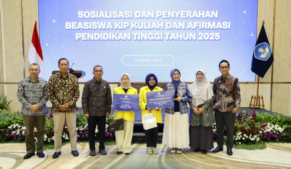 acara sosialisasi dan penyerahan Beasiswa KIP Kuliah dan Afirmasi Pendidikan Tinggi Tahun 2025, Jumat (14/3/2025) (foto: Kemendiktisaintek)