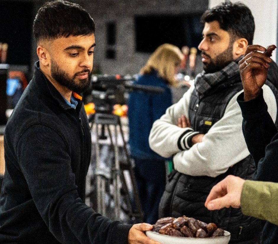 Buka Puasa Akbar di Stadion Memorial, Bristol Rovers, Inggris (foto: X)