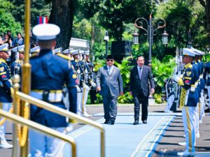 Presiden Republik Indonesia Prabowo Subianto dan Presiden Senat Kerajaan Kamboja, Hun Sen dalam pertemuan bilateral di Istana Merdeka, Jakarta, (5/5/2025). (foto: BPMI Setpres)