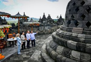 Presiden Prancis Emmanuel Macron kunjungi Candi Borobudur di Magelang, Jawa Tengah (foto: BPMI Setpres)