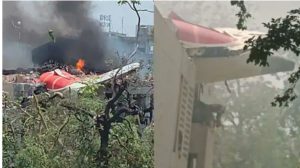 Sebuah pesawat milik maskapai Air India jatuh di dekat Bandara Internasional Ahmedabad, India, sesaat setelah lepas landas, Kamis (12/6/2025) waktu setempat (foto: NDTV)