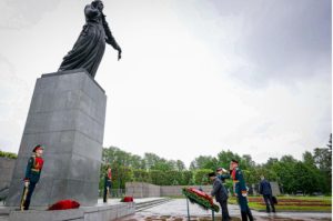 Presiden Republik Indonesia Prabowo Subianto melakukan upacara penghormatan dan peletakan karangan bunga di Piskarovskoye Memorial Cemetery, St. Petersburg, pada Kamis, 19 Juni 2025. (Foto: BPMI Setpres)
