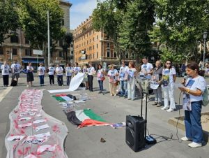 Puluhan jurnalis dan pekerja media Italia menggelar aksi pada Ahad (22/6) di Porta San Giovanni, Roma, untuk memprotes dan mengecam kejahatan penjajah Israel terhadap jurnalis Palestina di Jalur Gaza.(Foto: Wafa)