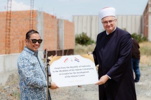 Wakil Menteri Luar Negeri (Wamenlu) RI Anis Matta melakukan kunjungan resmi ke Islamic Centre Istiqlal Osijek (ICO) di Kroasia (foto: Kemlu RI)