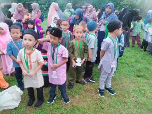 Hari Pertama, Wali murid dampingi siswa TK dan PAUD Ponpes Al Fatah Cileungsi Bogor (foto: MINA)